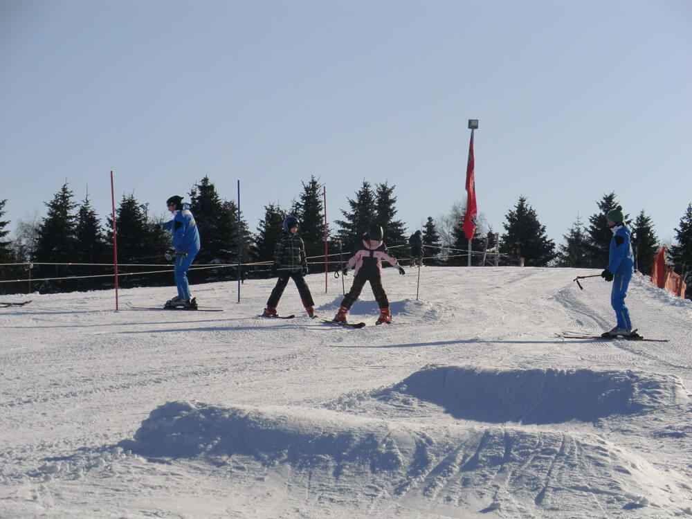 Kinderskischule am Übungshang mit Skilift Sportwelt Preußler Seiffen